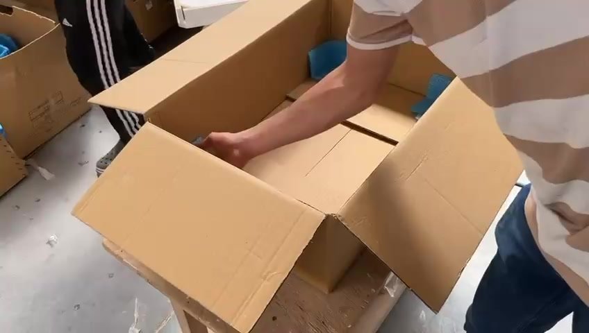 Karton kutuya köşe koruyucuların yerleştirildiği paketleme aşaması
