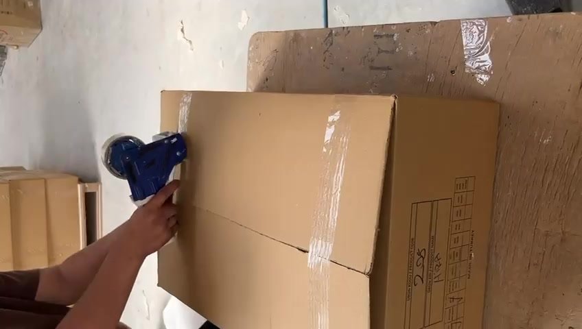 Karton kutunun paketleme bandı ile mühürlendiği aşama